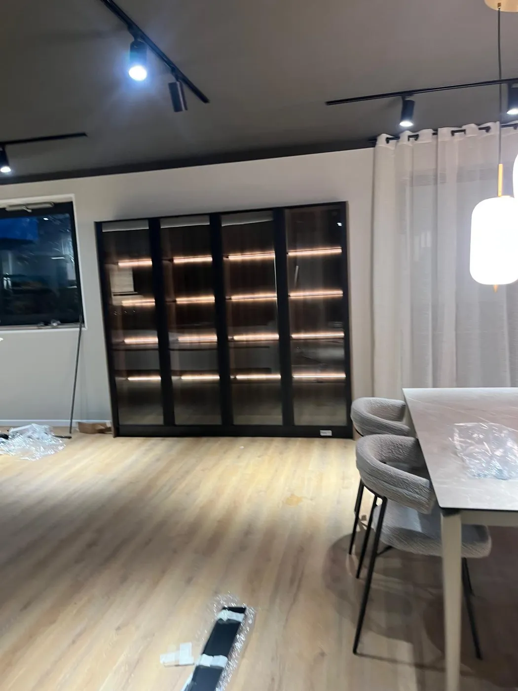 Vetrina a quattro ante con ripiani in vetro e illuminazione LED integrata